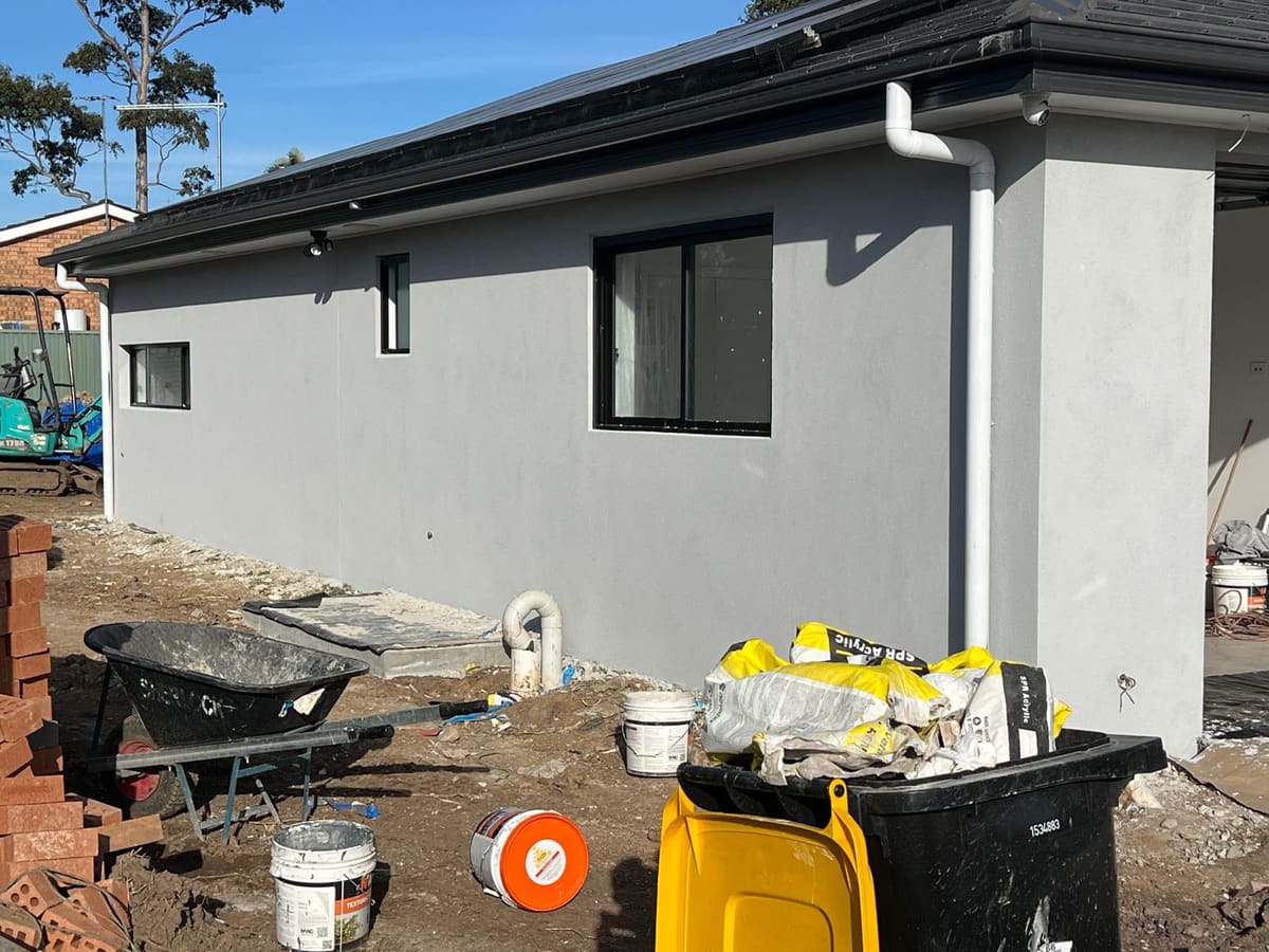 Granny flat in Sydney finished in light grey acrylic texture render with SPR render bags on site